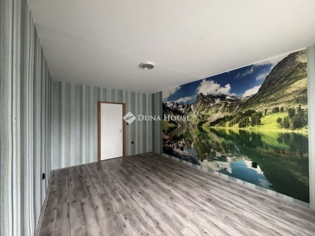 Eladó panellakás, Pécsett 56.8 M Ft, 3 szobás