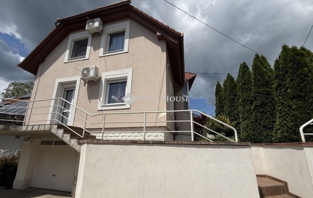 Eladó ikerház, Pécsett 119.9 M Ft, 3 szobás