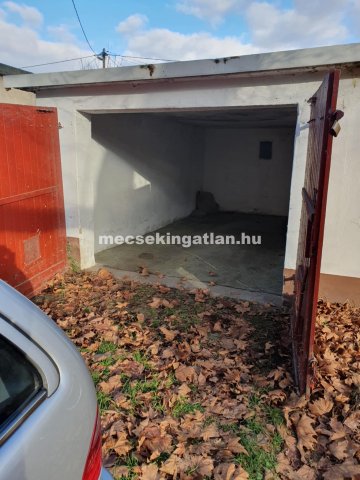 Eladó garázs, Pécsett 4.5 M Ft / költözzbe.hu