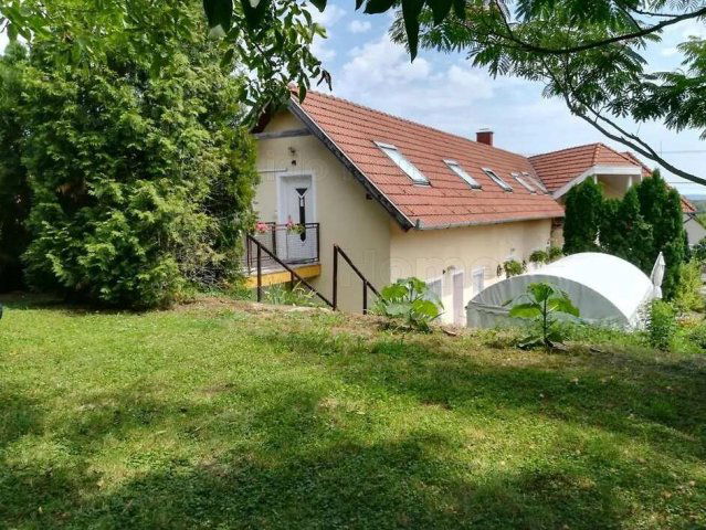 Eladó családi ház, Alsópáhokon 84.9 M Ft, 20 szobás