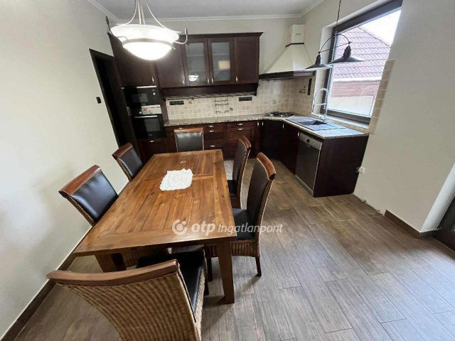 Eladó családi ház, Dunaújvárosban 119 M Ft, 4 szobás