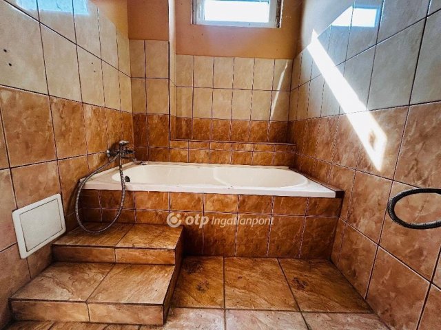 Eladó családi ház, Bátaszéken 11 M Ft, 4 szobás