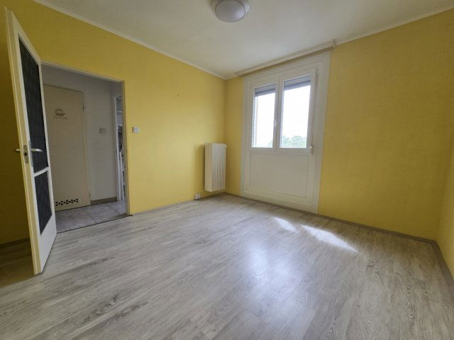 Eladó panellakás, Pécsett 49.9 M Ft, 3 szobás