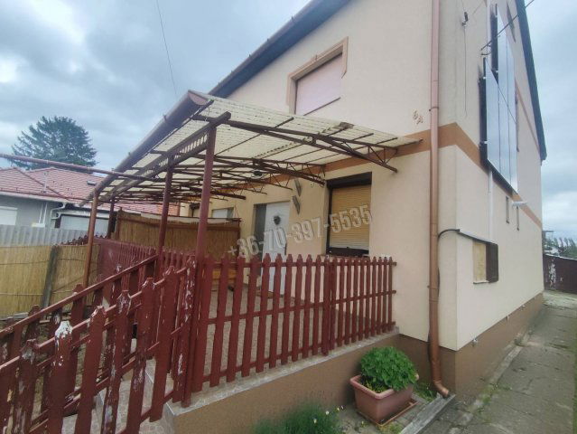 Eladó ikerház, Hatvanban 39.99 M Ft, 2+2 szobás
