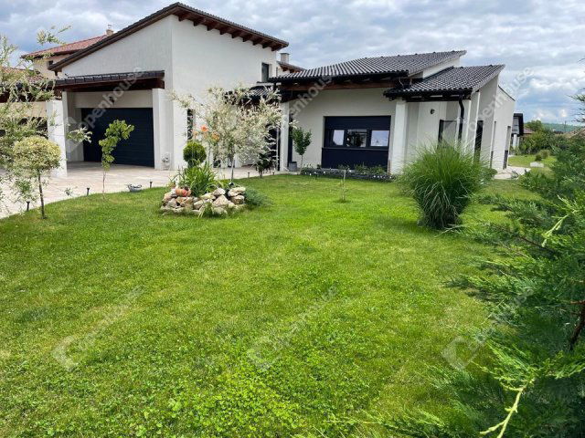 Eladó családi ház, Ajkán 299 M Ft, 5 szobás