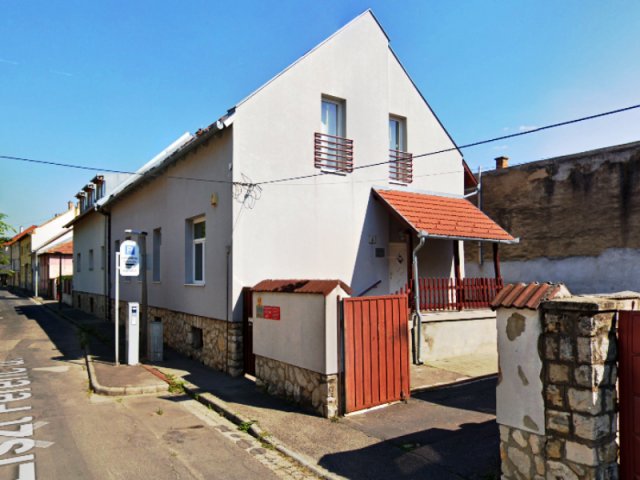 Kiadó iroda, Pécsett, Liszt Ferenc utcában 300 E Ft / hó