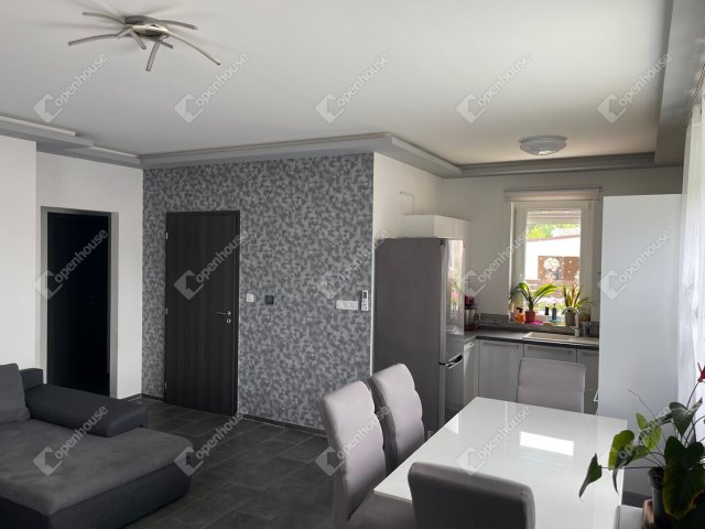 Eladó ikerház, Rábapatonán 68 M Ft, 3 szobás