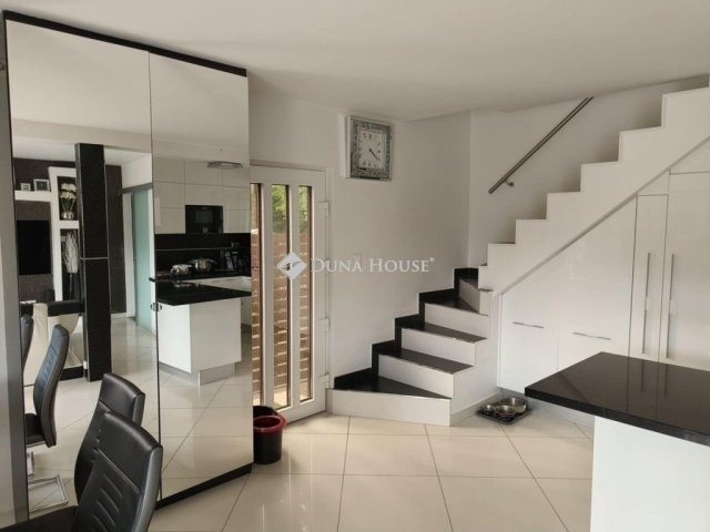 Eladó családi ház, Dunakeszin 114.9 M Ft, 3+1 szobás