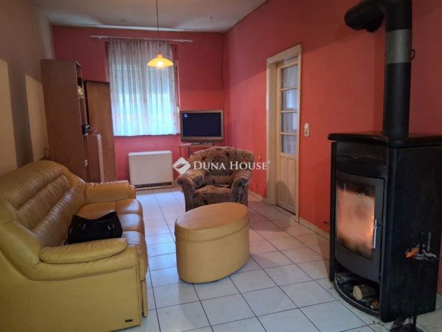 Eladó családi ház, Karádon 34 M Ft, 3 szobás