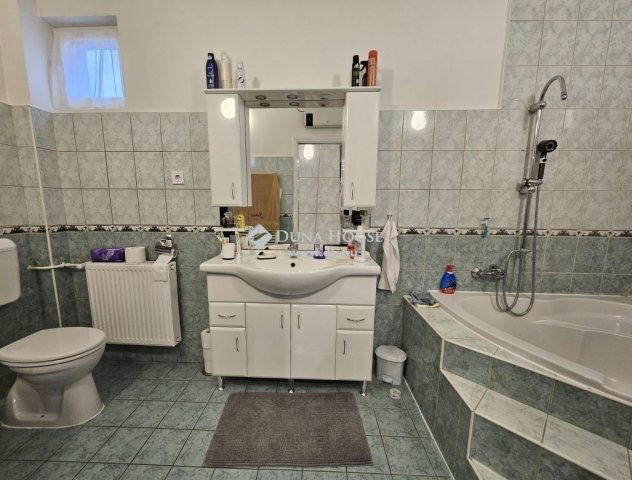 Eladó téglalakás, Mohácson 52.9 M Ft, 4 szobás