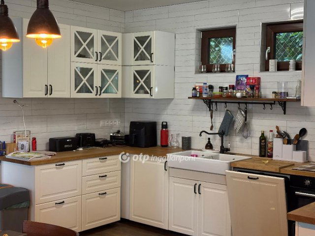 Eladó családi ház, Gombán 199.9 M Ft, 4 szobás