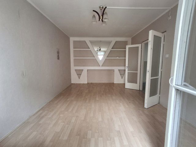 Eladó panellakás, Szolnokon 23.9 M Ft, 2 szobás