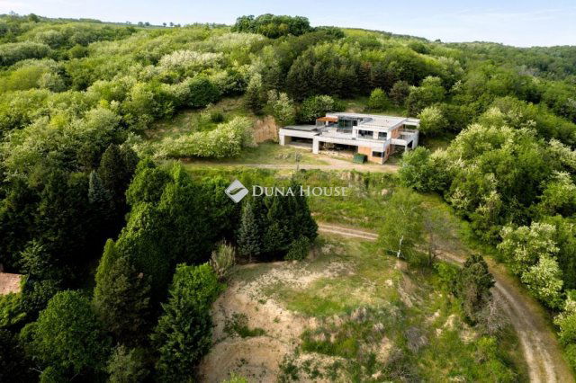 Eladó családi ház, Siklóson 349 M Ft, 6 szobás