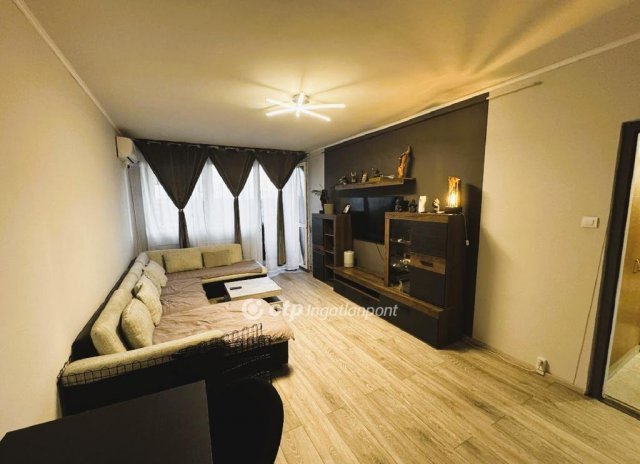 Eladó panellakás, Százhalombattán 59.9 M Ft, 2 szobás