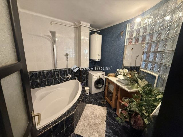 Eladó téglalakás, Pécsett 49.9 M Ft, 2+1 szobás