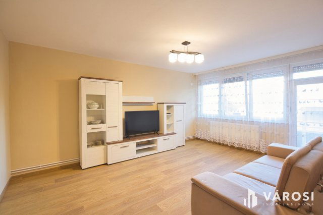 Eladó panellakás, Békéscsabán 42.8 M Ft, 3 szobás