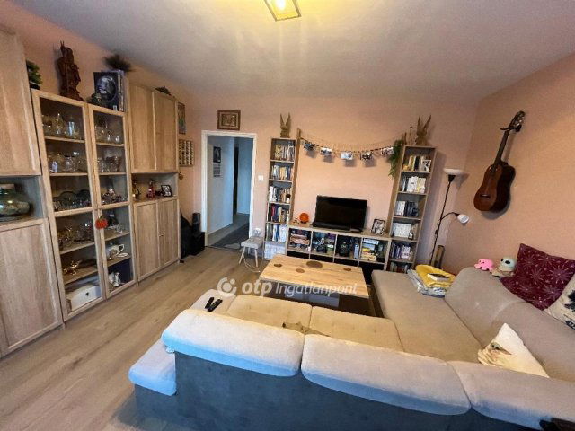 Eladó téglalakás, Mosonmagyaróváron 59.9 M Ft, 1+2 szobás