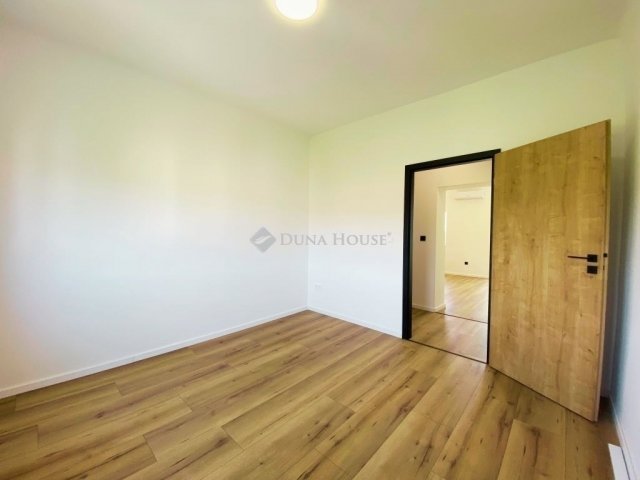 Eladó panellakás, Pécsett 49.9 M Ft, 2 szobás