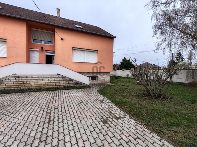 Eladó családi ház, Öttevényen 105 M Ft, 7 szobás