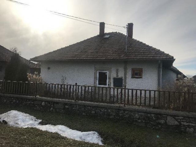 Eladó családi ház, Ajkán 30 M Ft, 3 szobás