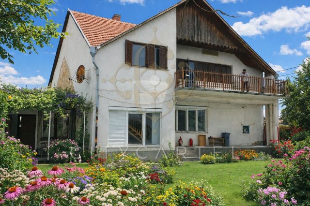 Eladó családi ház, Bölcskén 39 M Ft, 9 szobás