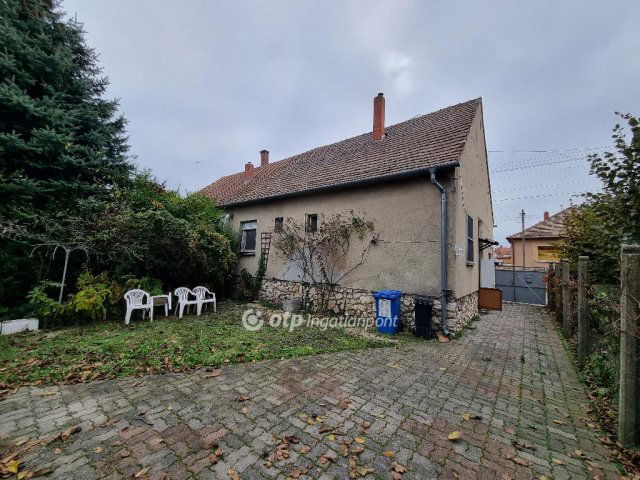 Eladó családi ház, Pápán 42.5 M Ft, 2+1 szobás