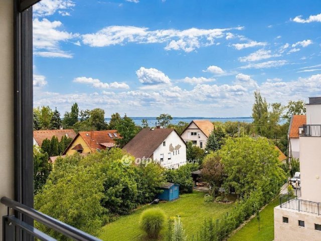 Eladó téglalakás, Balatonkenesén 129 M Ft, 3 szobás