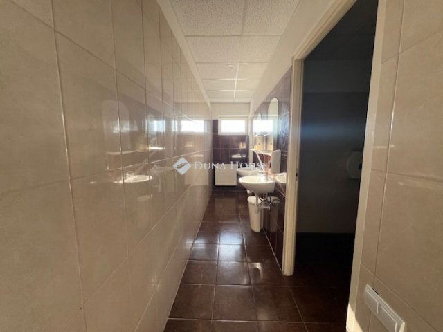 Eladó üzlethelyiség, Nyíregyházán 320 M Ft