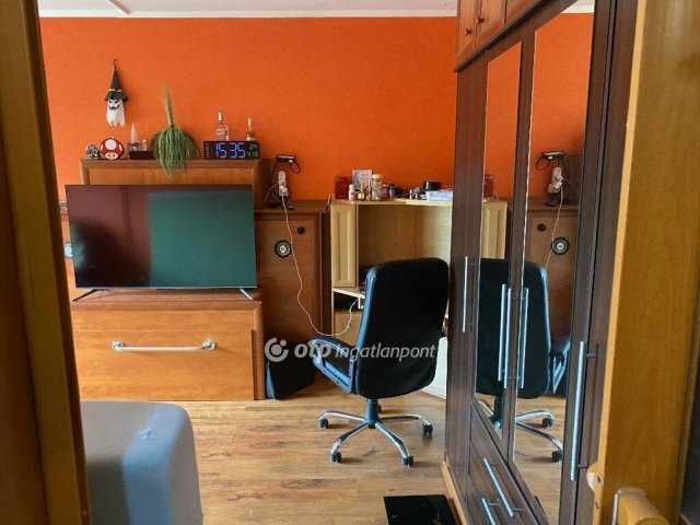 Eladó panellakás, Ajkán 31.5 M Ft, 1+1 szobás