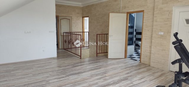 Eladó családi ház, Ercsiben 79.99 M Ft, 6 szobás