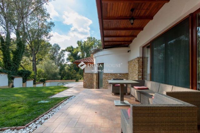 Eladó családi ház, Gödön 776 M Ft, 8+1 szobás