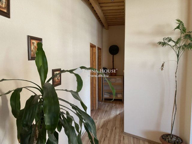 Eladó családi ház, Százhalombattán 150 M Ft, 5 szobás