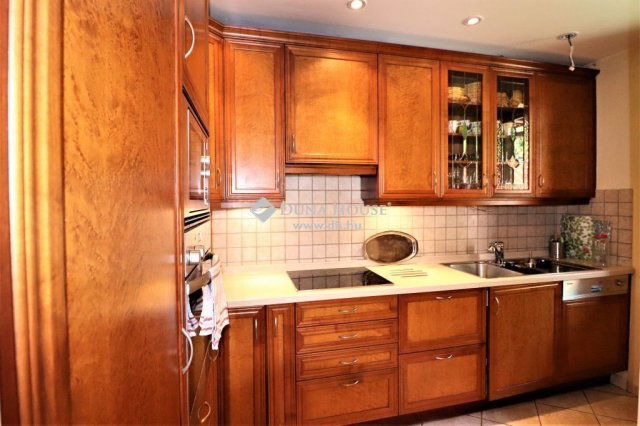 Eladó családi ház, Leányfaluban 250 M Ft, 5 szobás