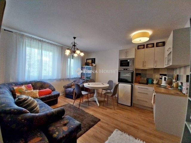 Eladó téglalakás, Szegeden 96 M Ft, 2+2 szobás