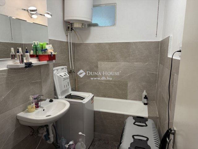 Eladó téglalakás, Pécsett 26.5 M Ft, 2 szobás