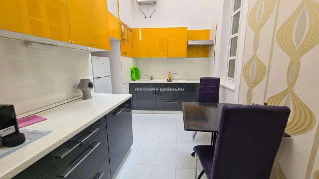 Kiadó téglalakás, albérlet, Pécsett, Király utcában, 1 szobás