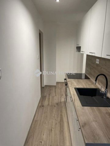 Eladó panellakás, Pécsett 53.9 M Ft, 3 szobás