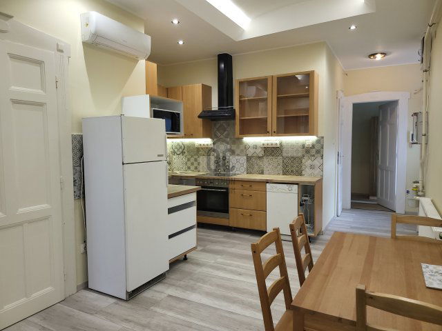 Eladó téglalakás, Budapesten, VIII. kerületben, Baross utcában