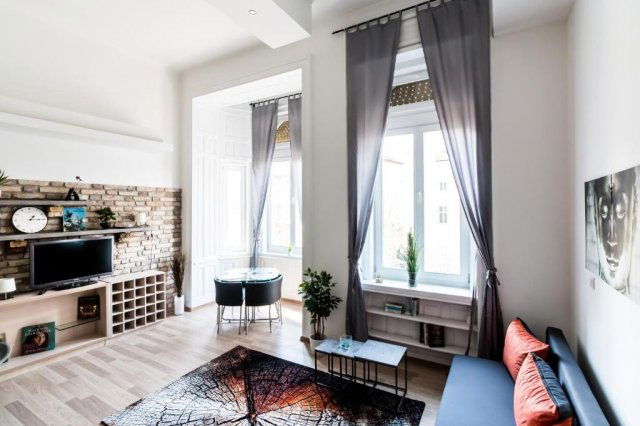 Eladó téglalakás, Budapesten, VI. kerületben 85.9 M Ft, 1 szobás