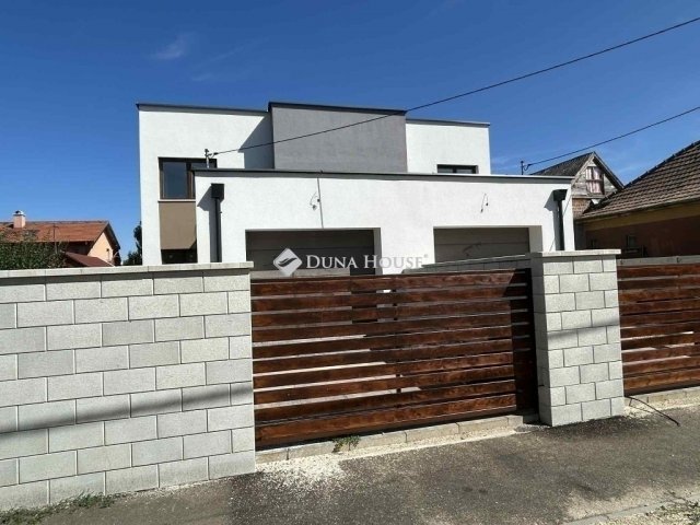 Eladó ikerház, Budapesten, XVIII. kerületben 173 M Ft, 5 szobás