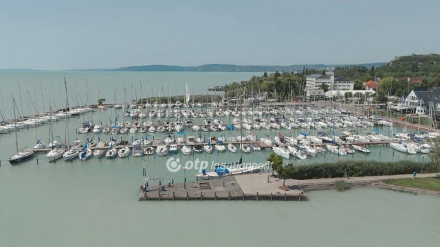 Eladó téglalakás, Balatonkenesén 122.1 M Ft, 3 szobás