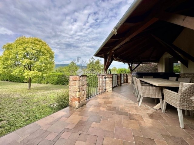 Eladó családi ház, Pécsett 250 M Ft, 9 szobás