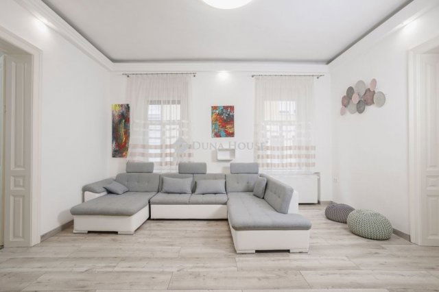 Eladó téglalakás, Pécsett 120 M Ft, 4 szobás