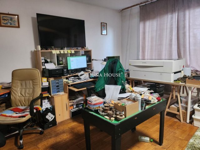 Eladó családi ház, Ajkán 49.9 M Ft, 1 szobás