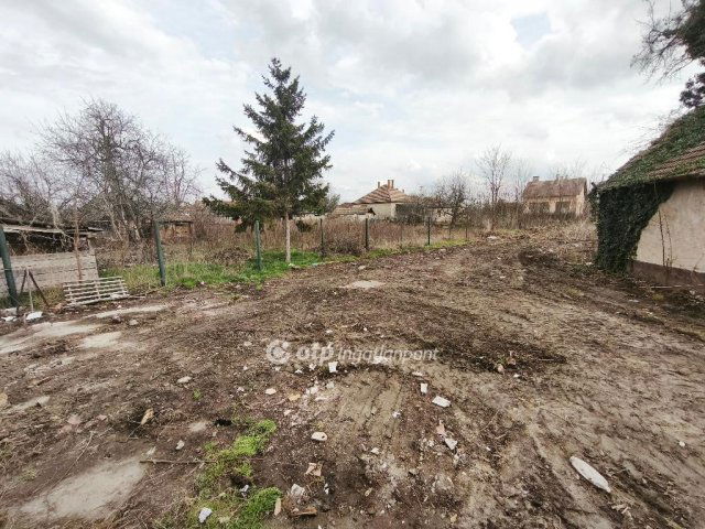 Eladó családi ház, Bakson 16.5 M Ft, 2 szobás