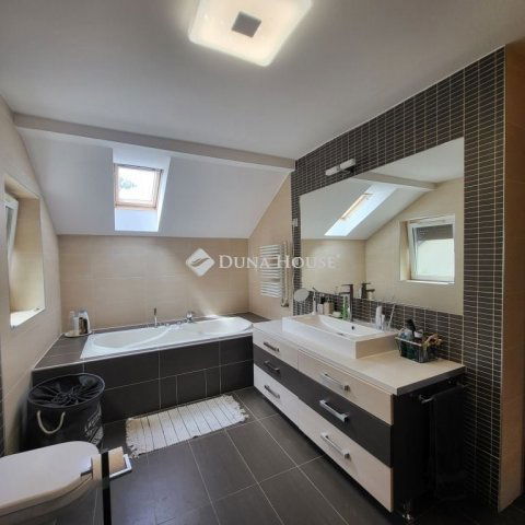 Eladó családi ház, Szegeden 210 M Ft, 6 szobás