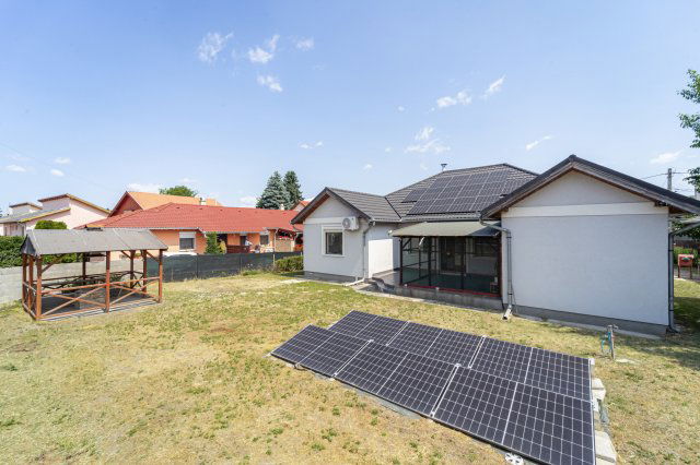 Eladó családi ház, Szigetszentmiklóson 149.9 M Ft, 6 szobás