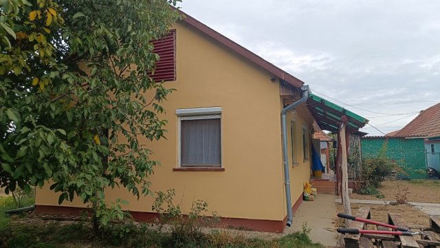 Eladó családi ház, Úrin 53.5 M Ft, 4 szobás