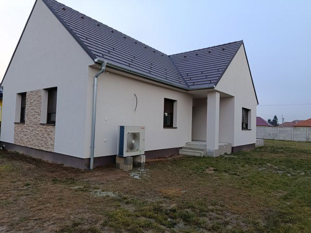 Eladó családi ház, Nagycenken 108 M Ft, 5 szobás