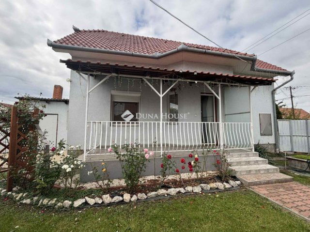 Eladó családi ház, Csornán 64.5 M Ft, 4 szobás